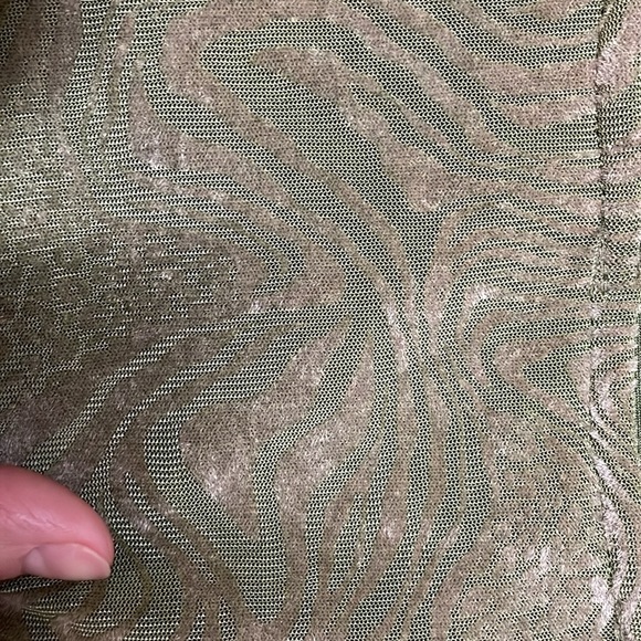 Motel size XS Olive Green Long Sleeve Cropped Cutout Button Down Velvet Blouse - Picture 5 of 8